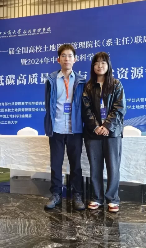 团队参会学生和导师合影